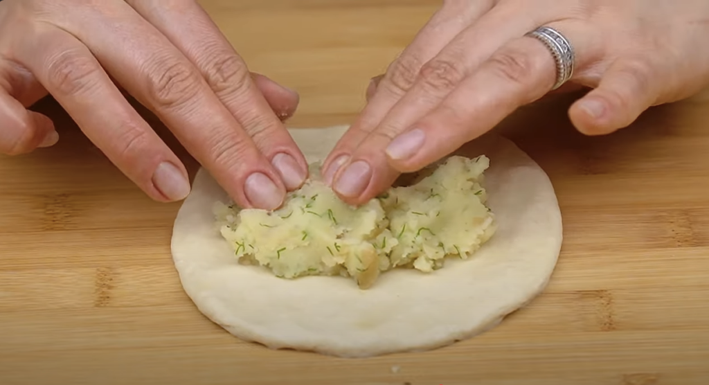 Chiftele prăjite din cartofi cu ceapă și mărar