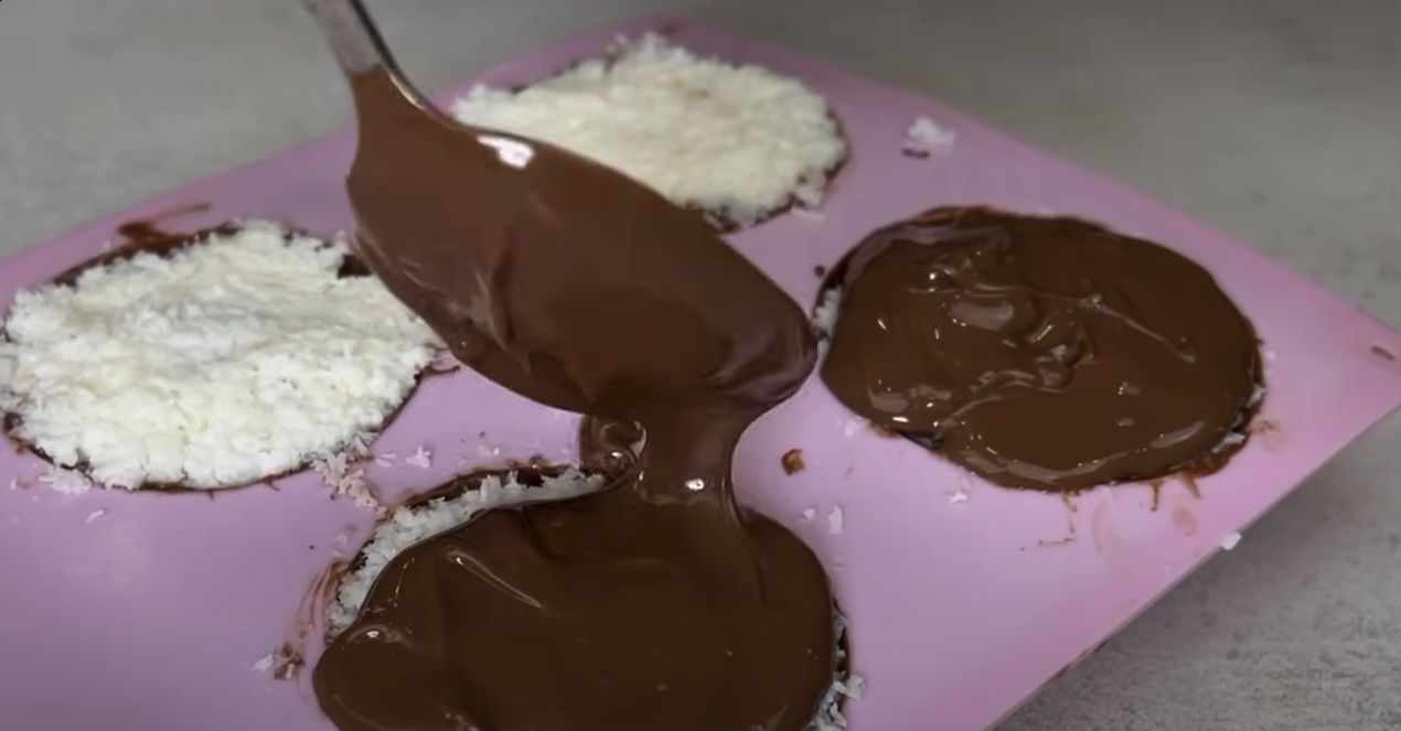 Praline de ciocolată umplute cu cocos și căpșuni