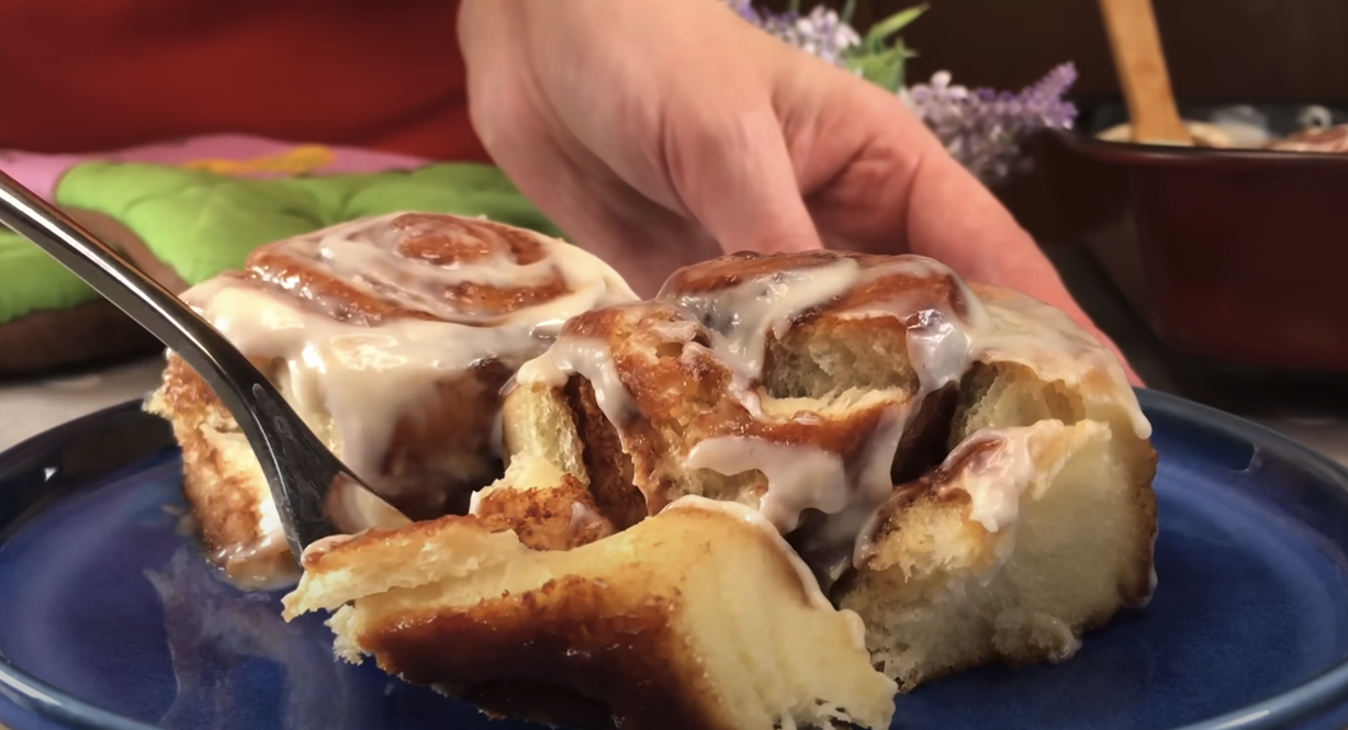  Melci pufoși cu scorțișoară și glazură de br&acirc;nză