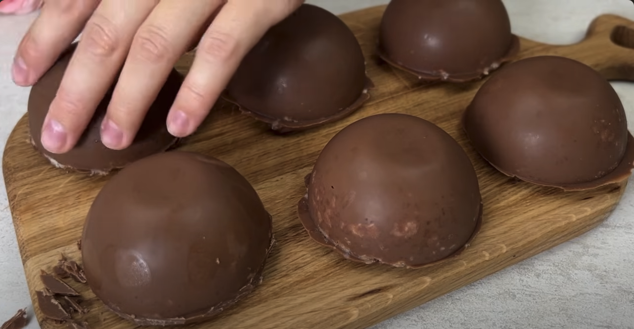 Praline de ciocolată umplute cu cocos și căpșuni