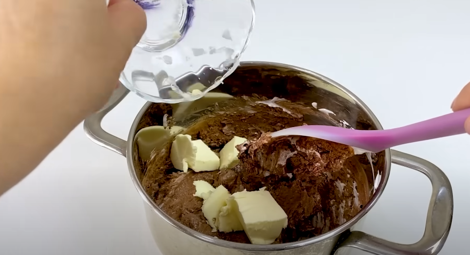 Tort cu blaturi pufoase de cacao și cremă de lapte condensat