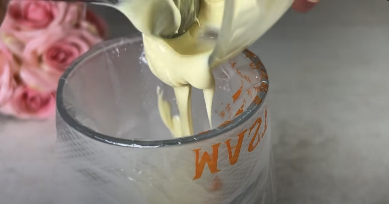 Praline de ciocolată umplute cu cocos și căpșuni