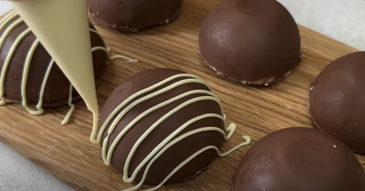 Praline de ciocolată umplute cu cocos și căpșuni