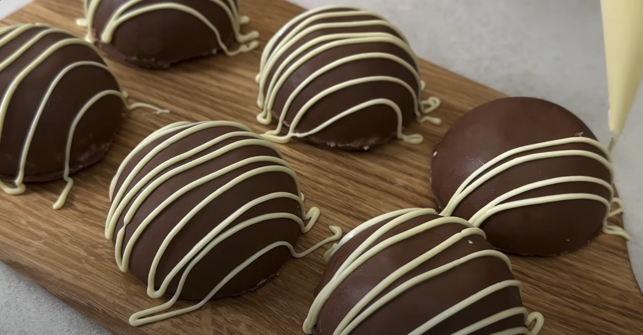 Praline de ciocolată umplute cu cocos și căpșuni