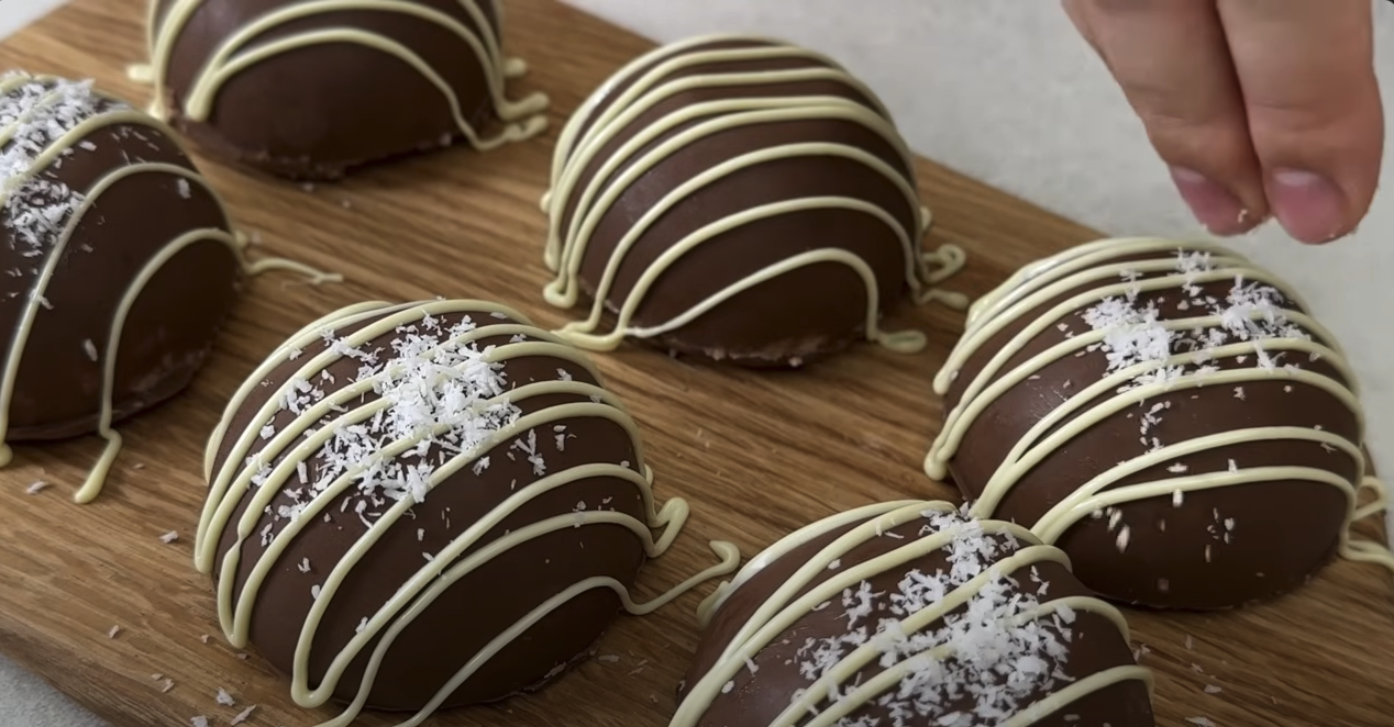 Praline de ciocolată umplute cu cocos și căpșuni