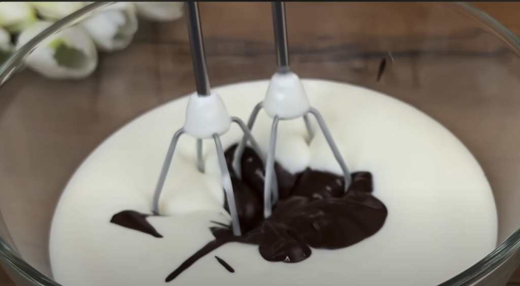 Tort magic cu aluat de cacao și miere, cu cremă &icirc;n trei culori: lapte condensat, cacao și turmeric - Frumusețe pe farfurie!