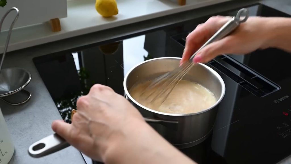 Prăjiturele fragede cu cremă de vanilie, brandy și nuci 