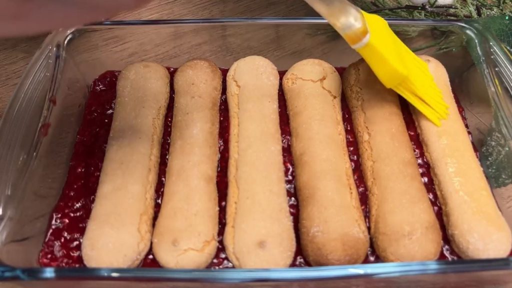 Desert fără coacere cu pișcoturi, zmeură și cremă de ricotta cu cacao