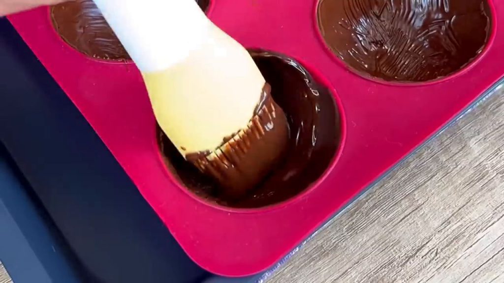 Desert cu ciocolată și jeleu de căpșuni: o delicatesă din DOAR 4 ingrediente