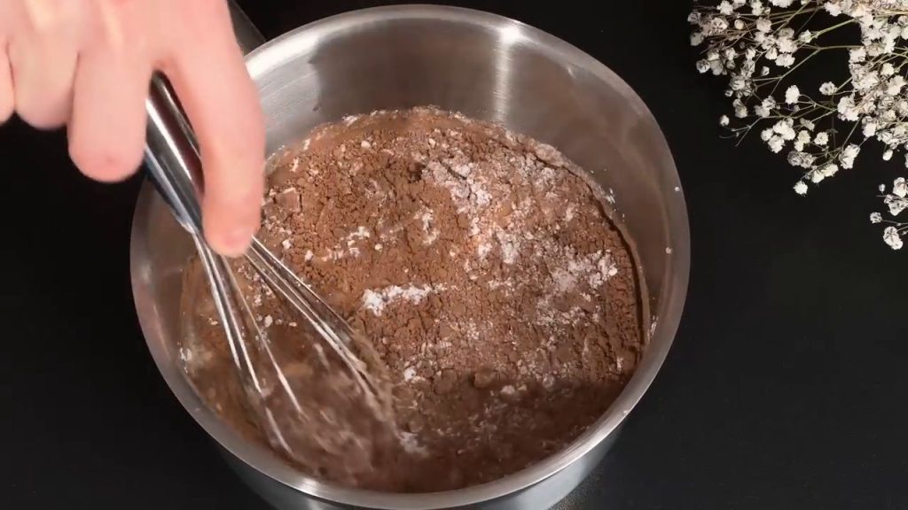 Tort DUO cu mousse de ciocolată și blat de biscuiți: o rețetă absolut delicioasă și simplă