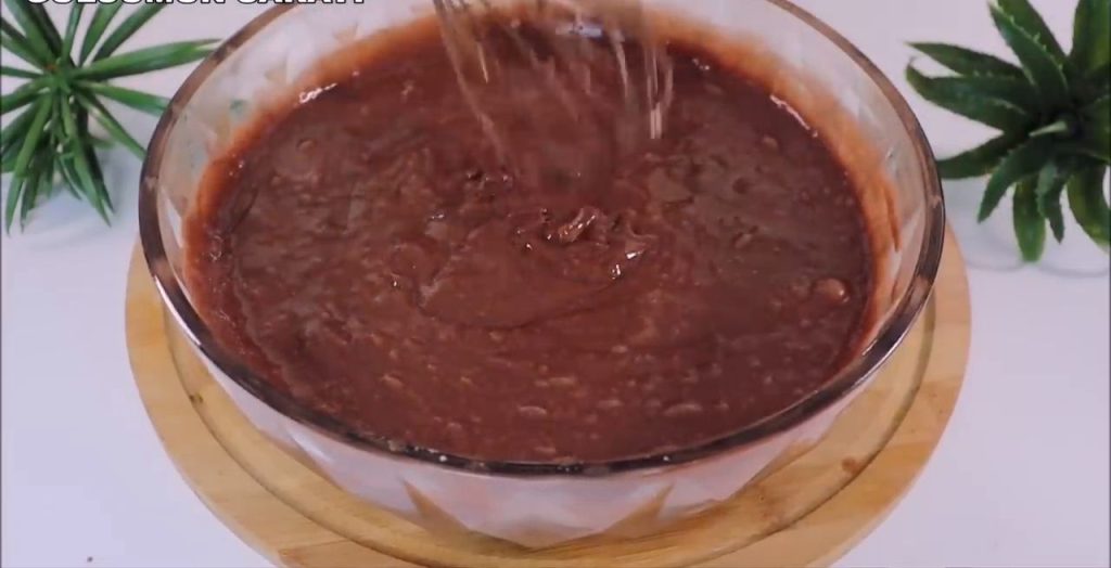 Chec pufos de cacao, cu iaurt și glazură de ciocolată