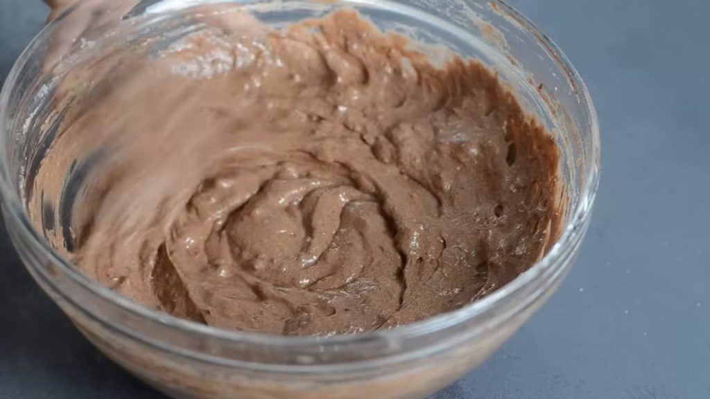 Tort cu blat de cacao, mousse de ciocolată, alune de pădure și glazură