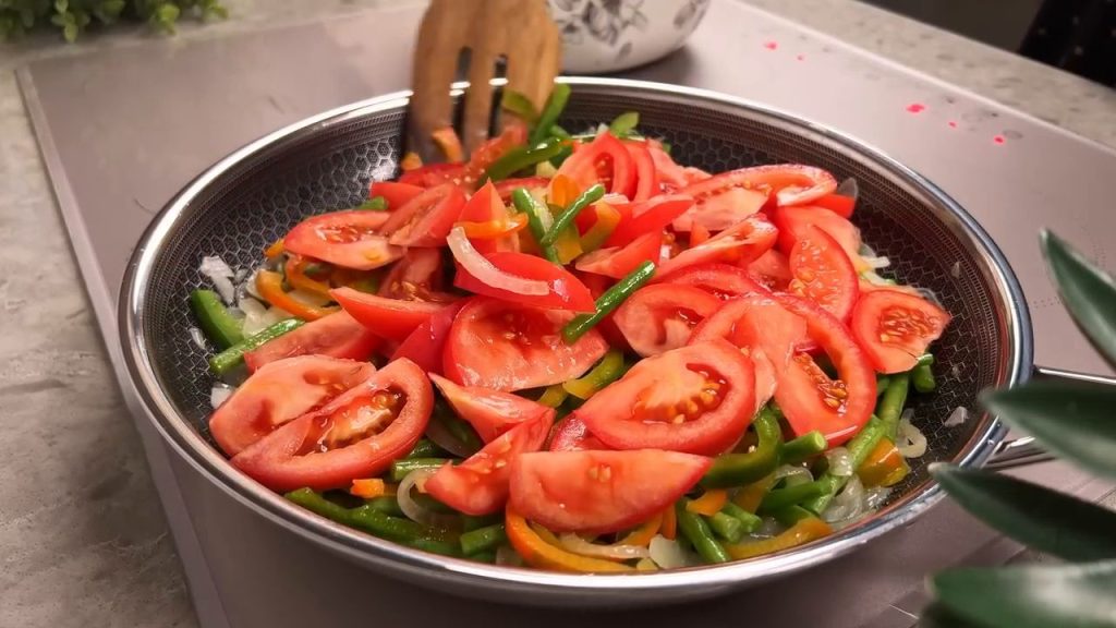 Conopidă delicioasă la cuptor, cu legume și sos de roșii