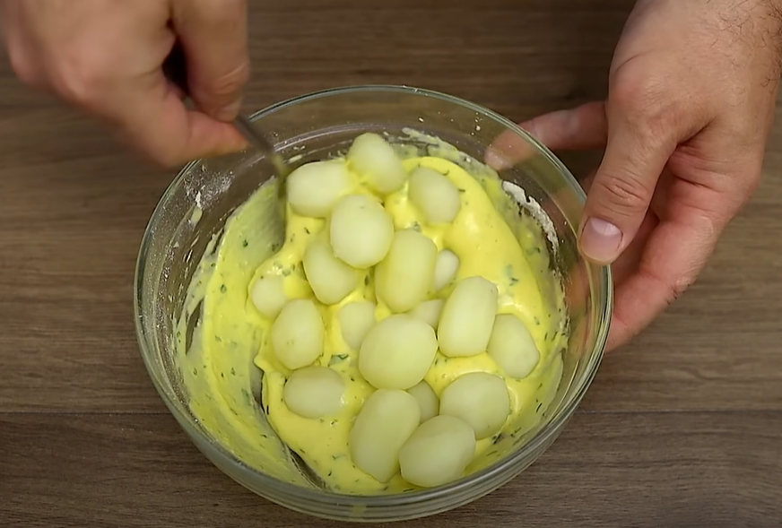 Cartofi prăjiți &icirc;n aluat crocant: o garnitură delicioasă!