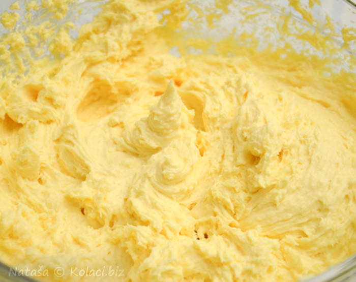 Tort cu cremă de vanilie și frișcă crema