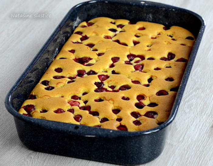 Prajitura cu visine si gris aluat copt