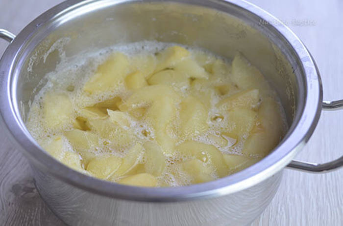 Prăjitură cu mere și frișcă preparare umplutura