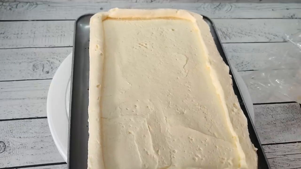 Prăjitură cu cremă de caramel, budincă și frișcă