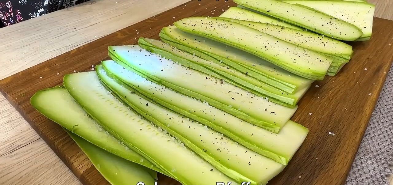 Pečen&eacute; cukety ve vaječno-s&yacute;rov&eacute; směsi pod&aacute;van&eacute; s dresinkem