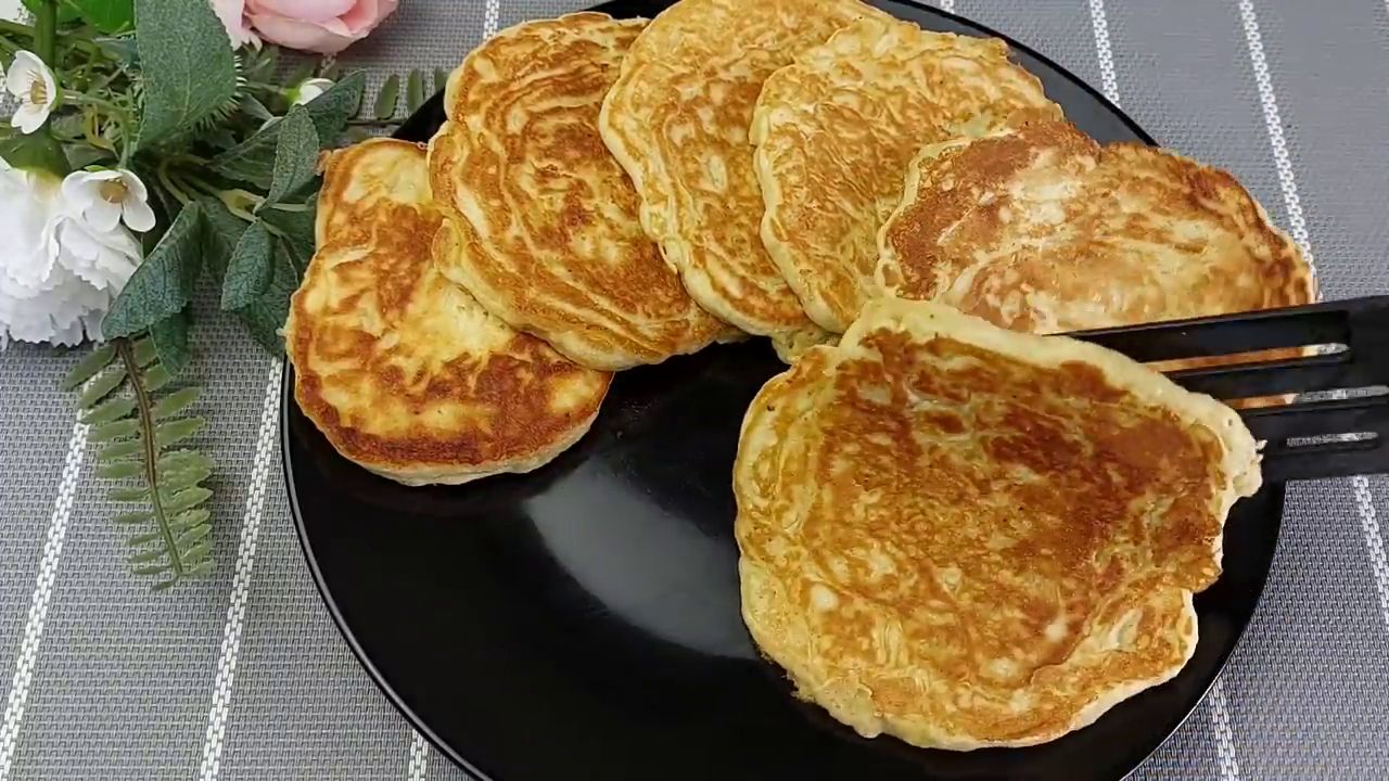 Clătite moi și pufoase din mere aromate: le va &icirc;ndrăgi toată familia!