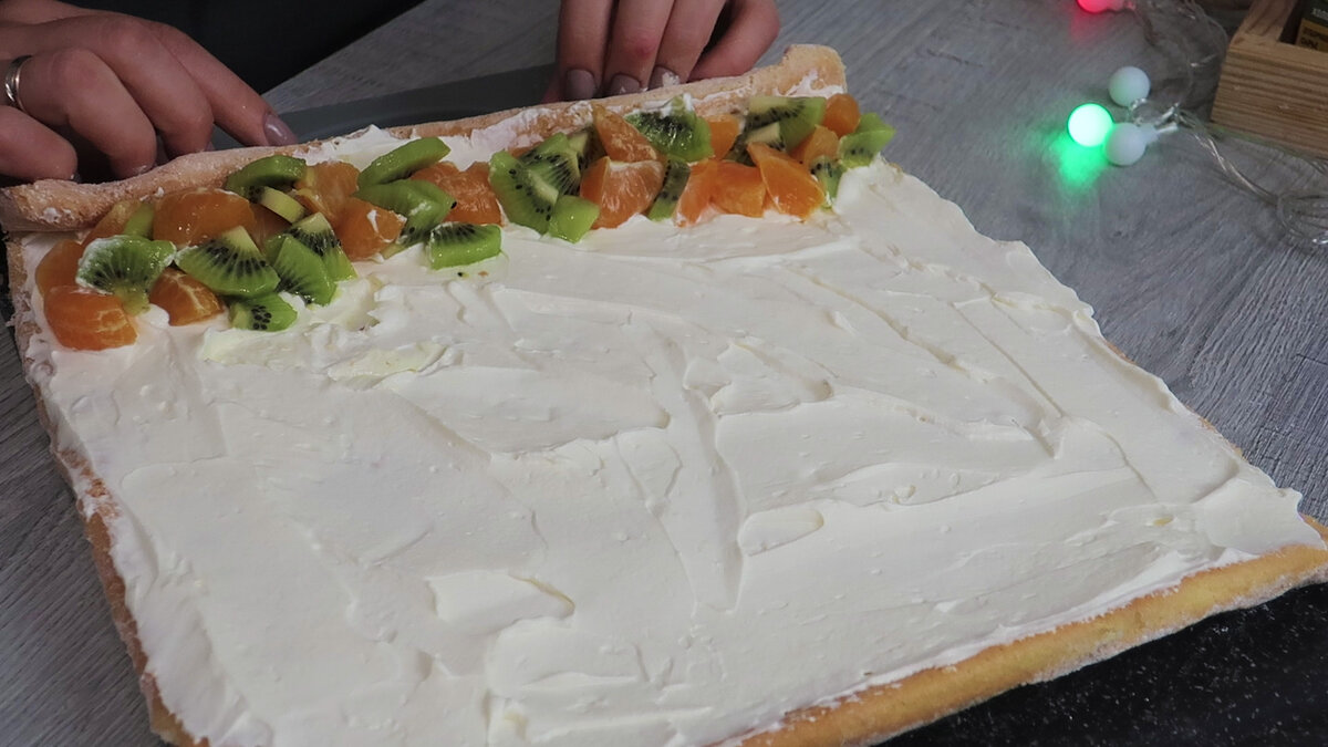 Ruladă de pandișpan cu cremă fină de unt și fructe