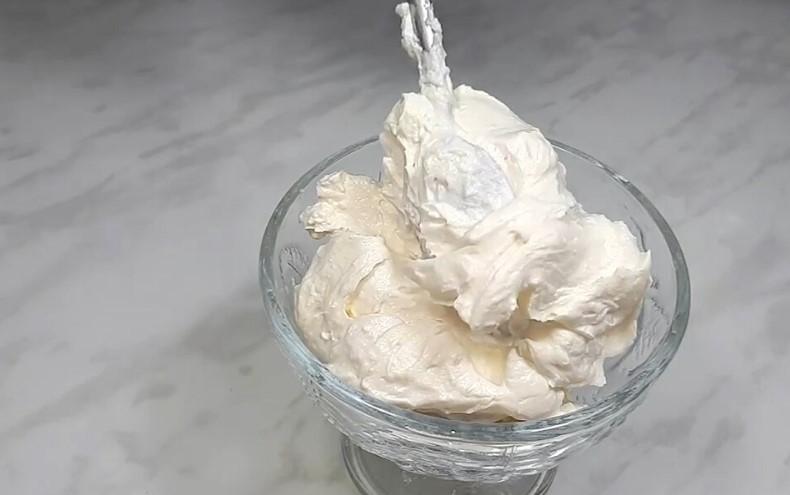 Cremă de br&acirc;nză făcută acasă din kefir