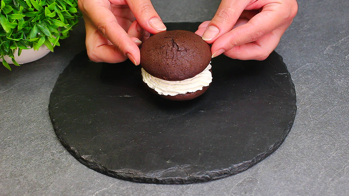 Fursecuri fragede umplute cu frișcă - incredibil de delicioase și moi