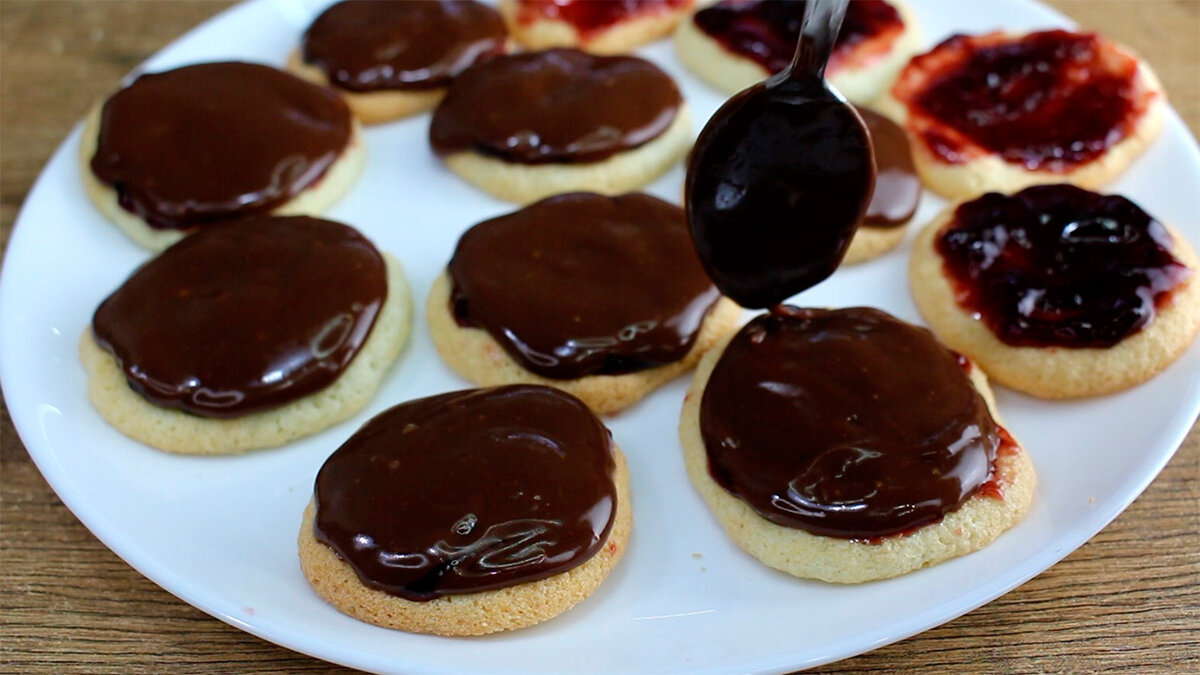 Biscuiți umpluți cu gem