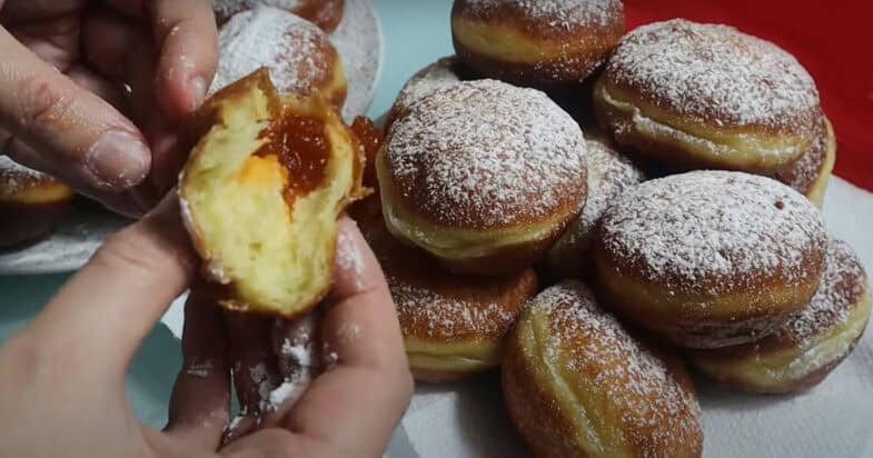 Pampuși de Crăciun pudrați cu zahăr