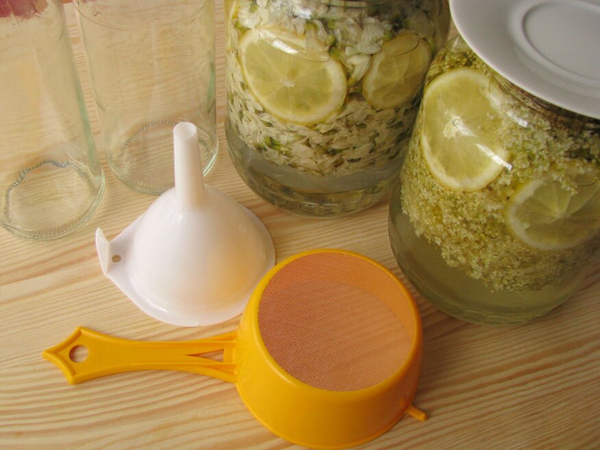 Am făcut un sirop de neuitat din flori de salcâm, cu aromă de lămâie