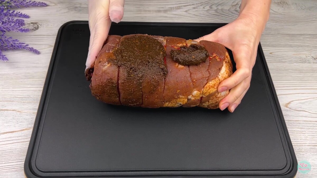 Ruladă suculentă din piept de porc: aromată, moale și bună