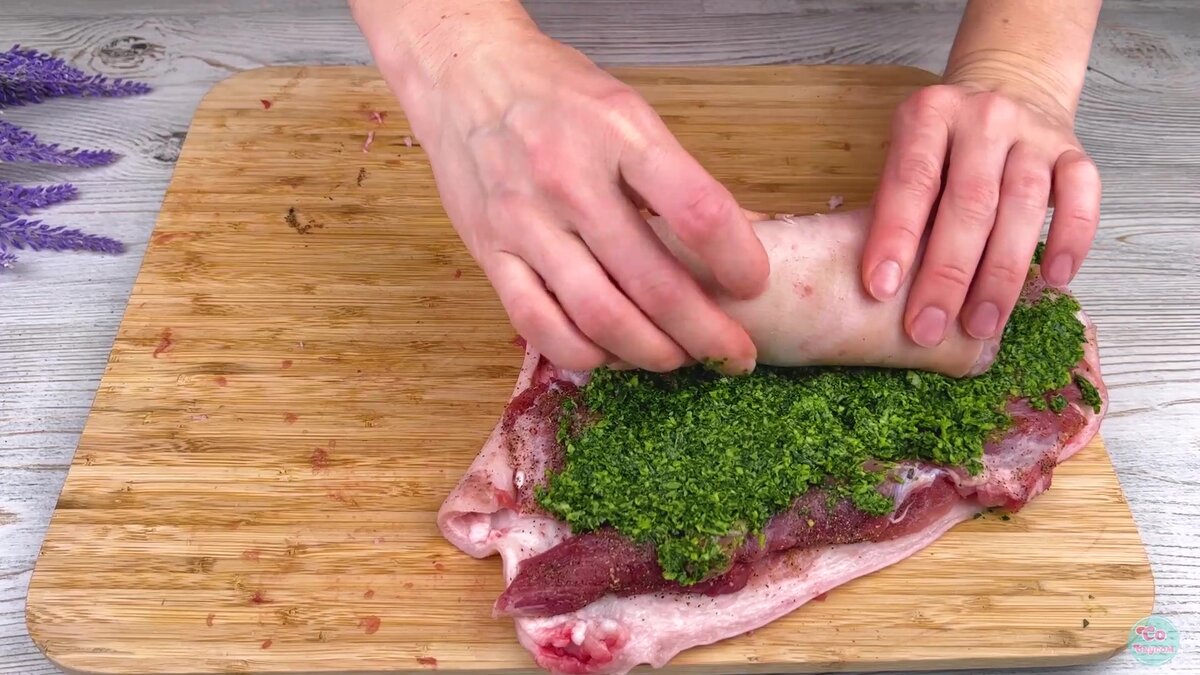 Ruladă din picior de porc umplută cu verdețuri