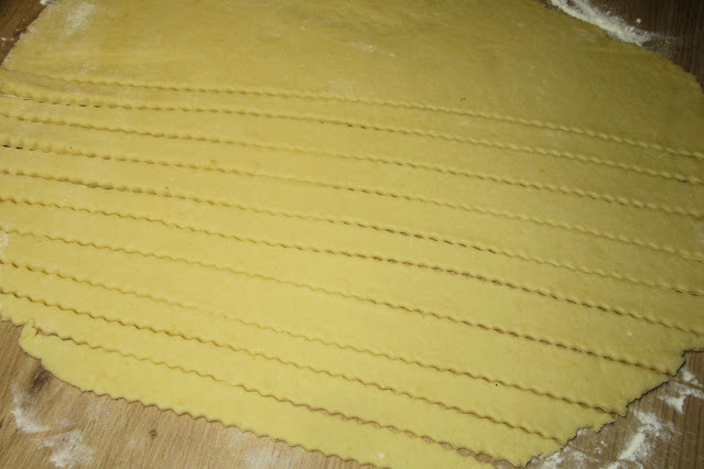 Prăjitură clasică cu br&acirc;nză și aluat fraged