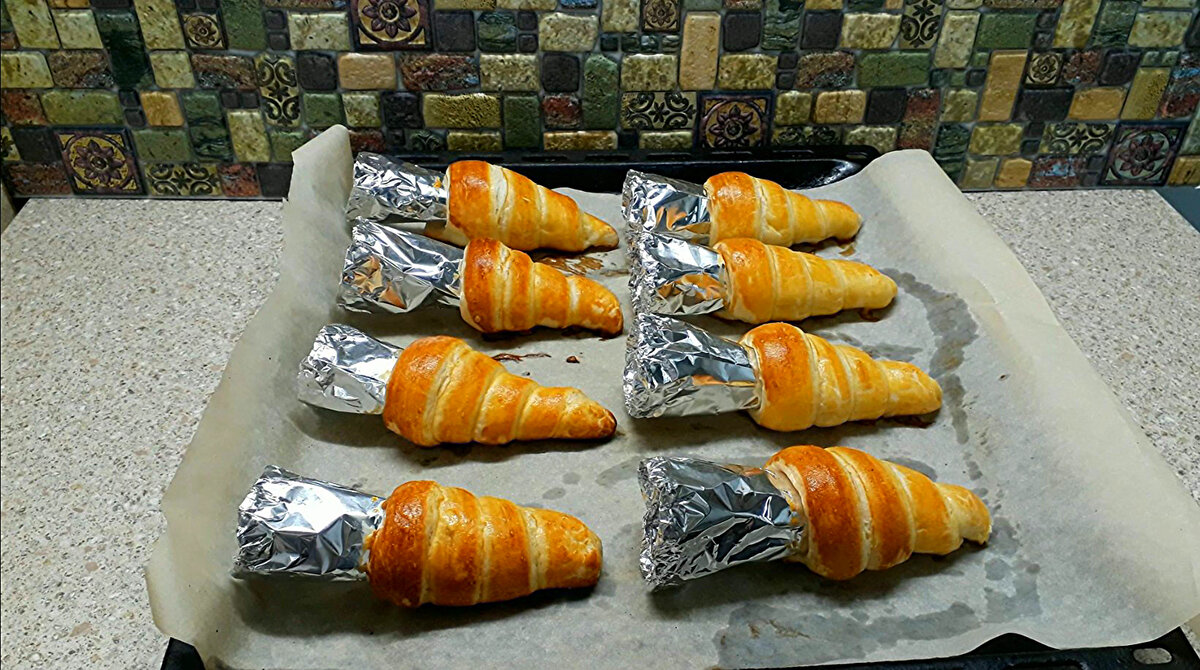 Rulouri din alat foietaj umplute cu bezea