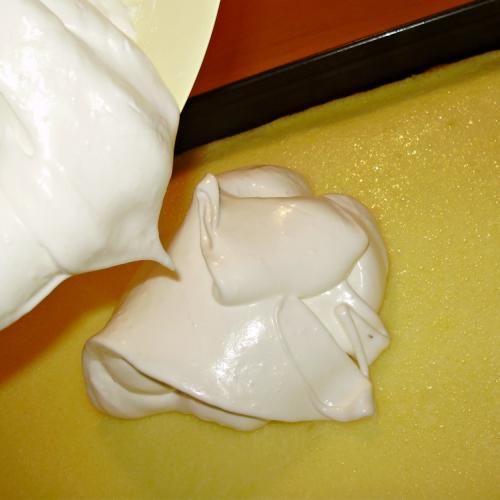 Prăjitură cu blat fraged, cremă de br&acirc;nză și bezea de albuș: ce nume i-ați da?