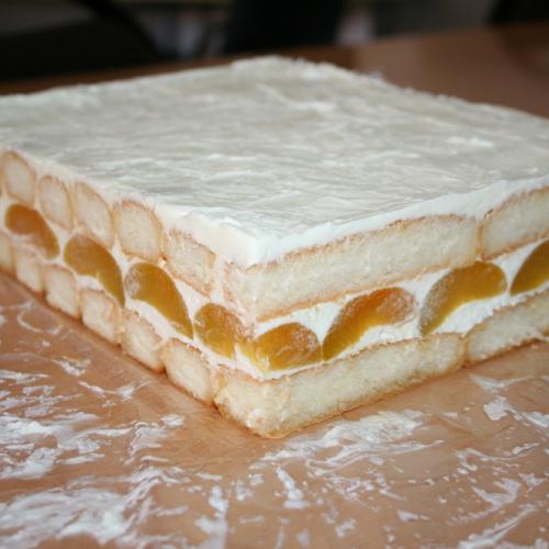 Prăjitură fără coacere cu pișcoturi, cremă de br&acirc;nză și piersici