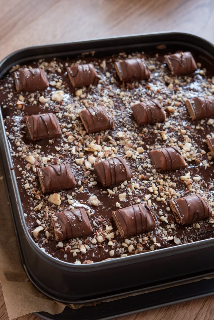glazură de ciocolată cu alune și kinder bueno