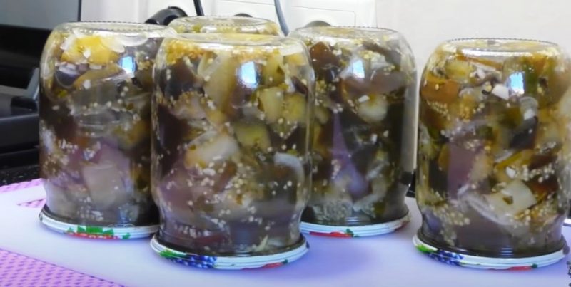 Salată delicioasă de vinete: rețetă testată. Iarna vei regreta dacă nu ai pregătit destule borcane