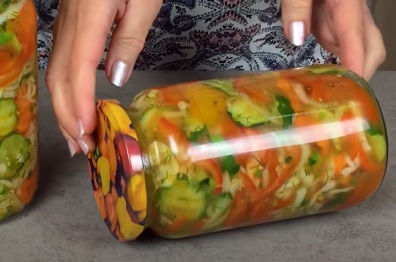 Conservă de iarnă din "tot ce a rămas". &Icirc;n fiecare an &icirc;nchid 15 borcane de salată kubaneză