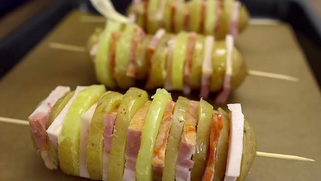 Frigărui de cartofi copți cu bacon - pregătire pentru coacere