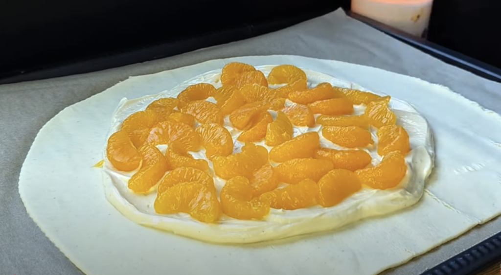 Tartă cu mandarine din aluat foietaj, cremă de br&acirc;nză de vaci și migdale