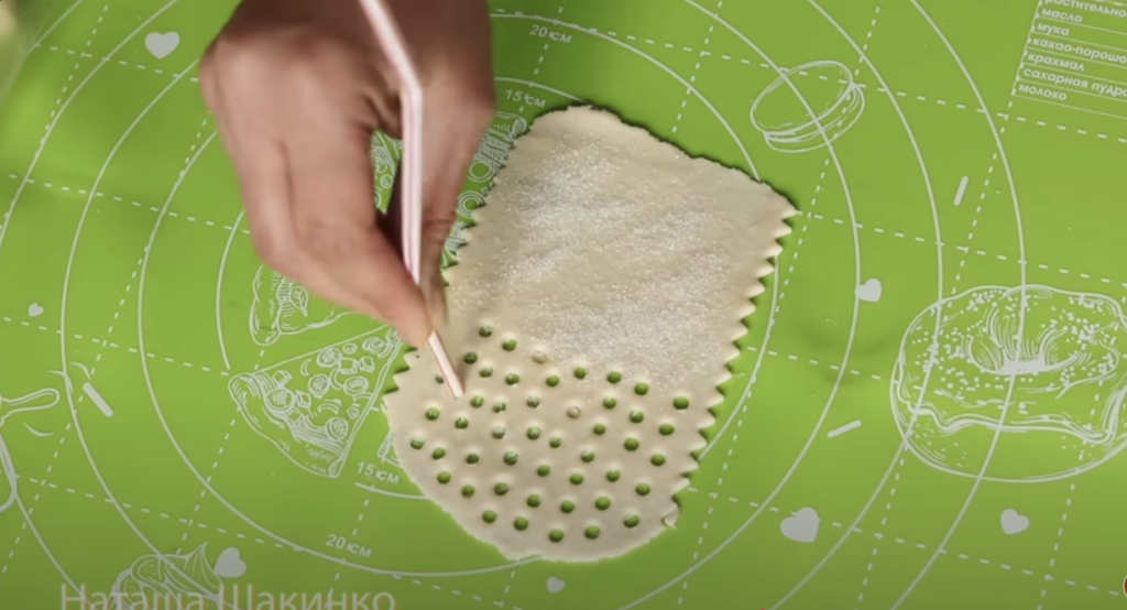 Rulouri aurii cu br&acirc;nză dulce și zahăr: perfecte pentru ceaiul de după-amiază!