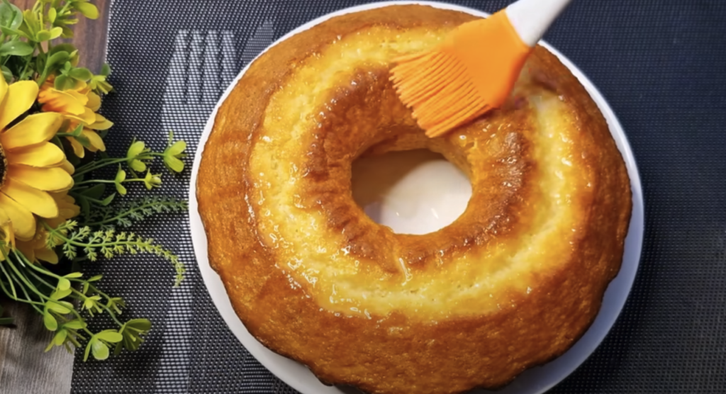 Tort pufos cu lăm&acirc;ie și fistic - Ideal pentru orice ocazie!