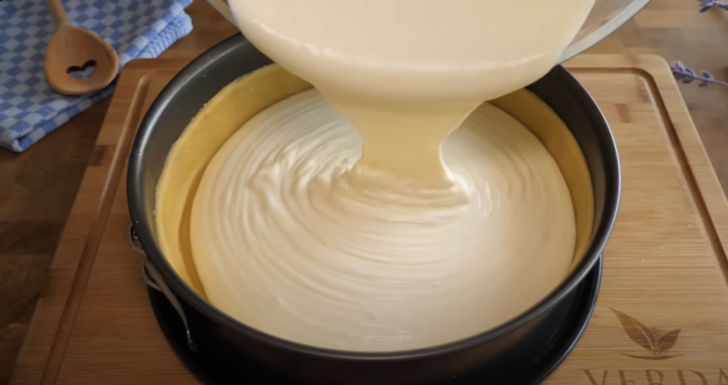 Prăjitură fină cu cremă de br&acirc;nză dulce și aromă de vanilie