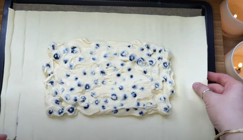 Crocant de afine din aluat foietaj cu umplutură pufoasă de br&acirc;nză și fulgi de migdale