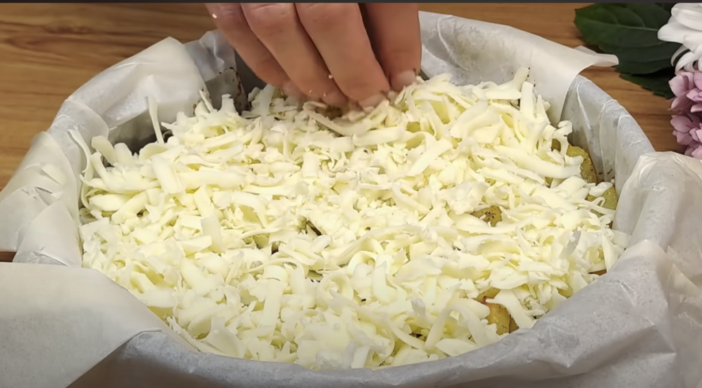 Tort de cartofi la cuptor cu carne tocată de vită și br&acirc;nză &ndash; perfect cu sos cremos de ciuperci și spanac