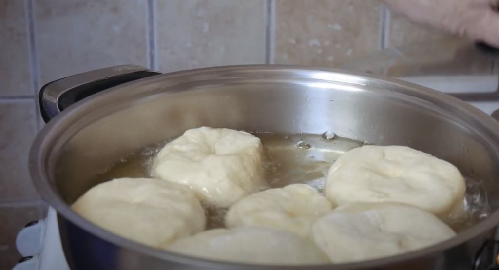 Gogoși fine din aluat dospit cu spumă de căpșuni