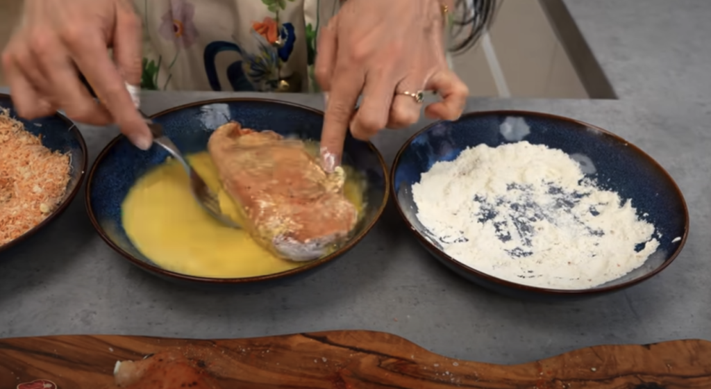 Piept de pui umplut cu br&acirc;nză și unt cu ierburi și usturoi, &icirc;n crustă crocantă