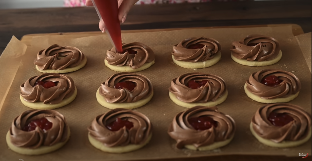 Prăjiturele din bezea cu cremă de ciocolată și dulceață de căpșuni