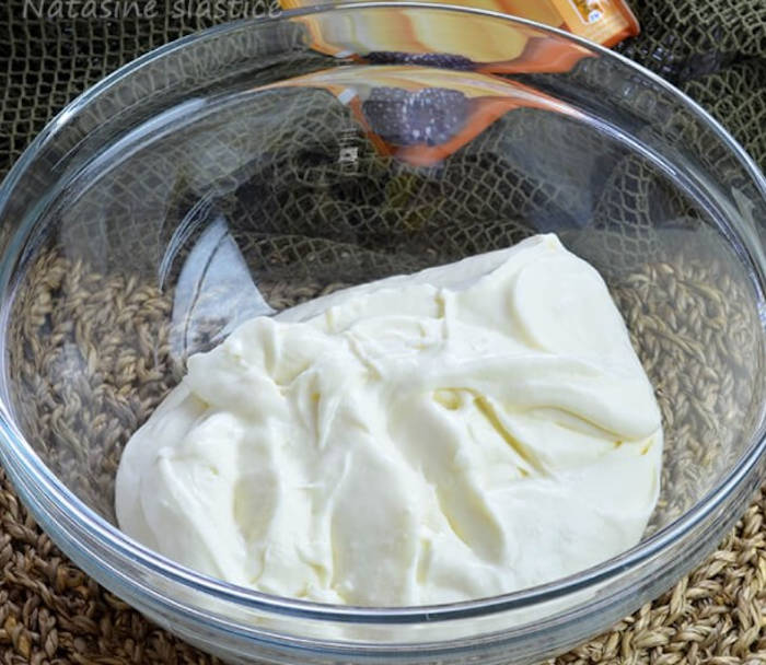 tort cu frisca si ciocolată crema alba